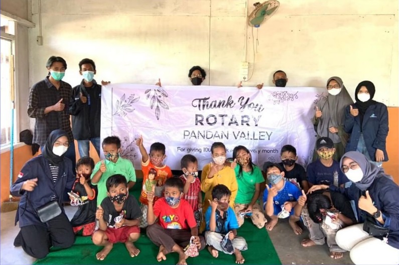 Mahasiswa Polibatam Edukasi & Protokol Kesehatan Serta Bagikan Masker Batik Produksi Warga Binaan Lapas Batam Kepada Anak Jalanan