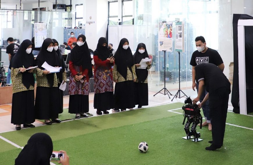 Ingin Belajar Robotika, Pondok Pesantren Medina Umah Cendekia Mengunjungi Polibatam