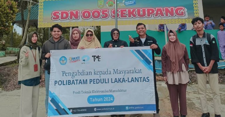 Polibatam Peduli Laka Lantas : Serahkan Perangkat TLB Hasil Produksi TFME Ke Mitra SDN 005 Sekupang