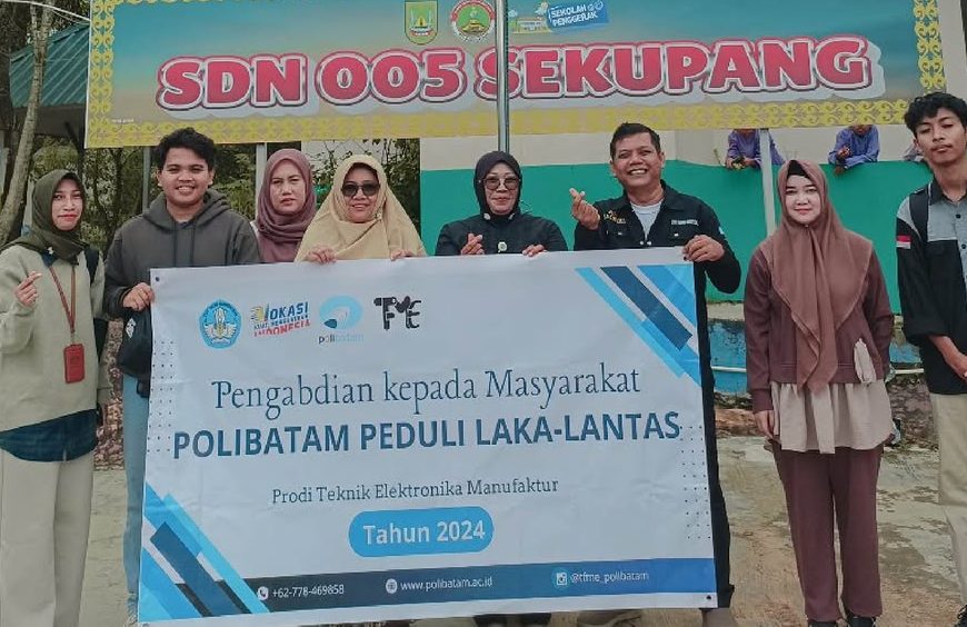 Polibatam Peduli Laka Lantas : Serahkan Perangkat TLB Hasil Produksi TFME Ke Mitra SDN 005 Sekupang